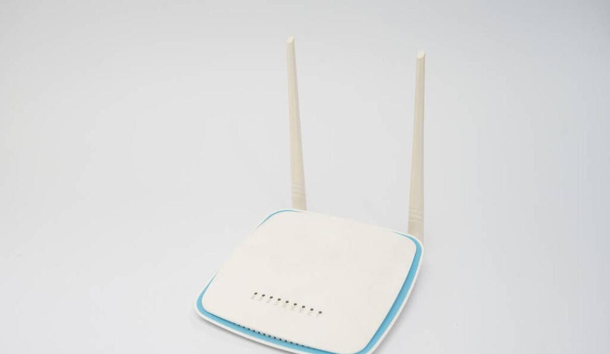 两个路由器如何实现一样WIFI名称的无缝切换？