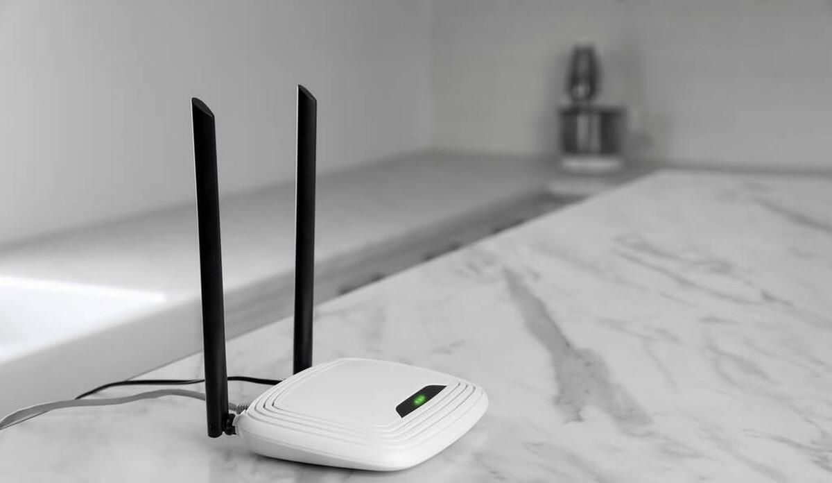 两个路由器如何实现一样WIFI名称的无缝切换？
