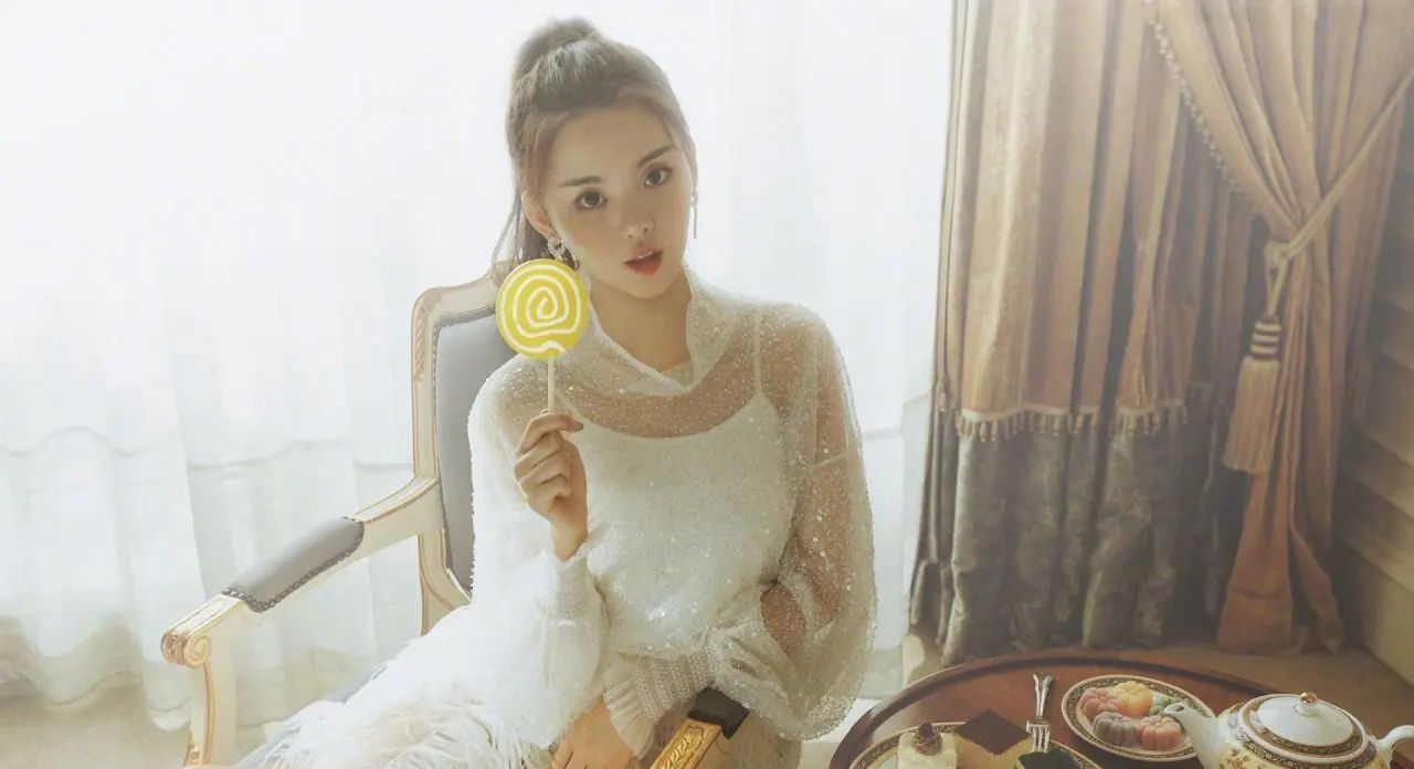 微博热搜55次，登顶17次，福布斯排行58位，20岁出道的女孩没你想的那么简单