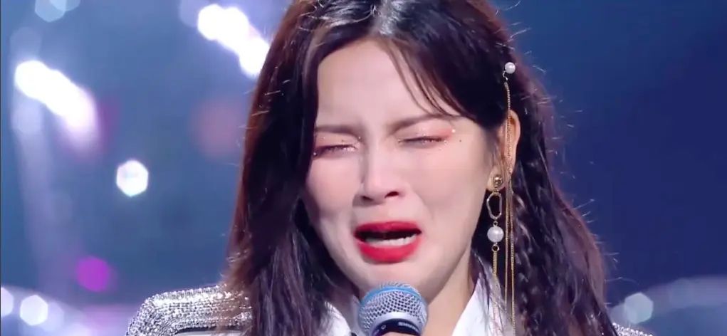 微博热搜55次，登顶17次，福布斯排行58位，20岁出道的女孩没你想的那么简单