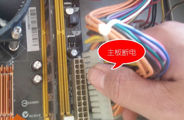 电脑开机黑屏怎么办？小白一族跟我来