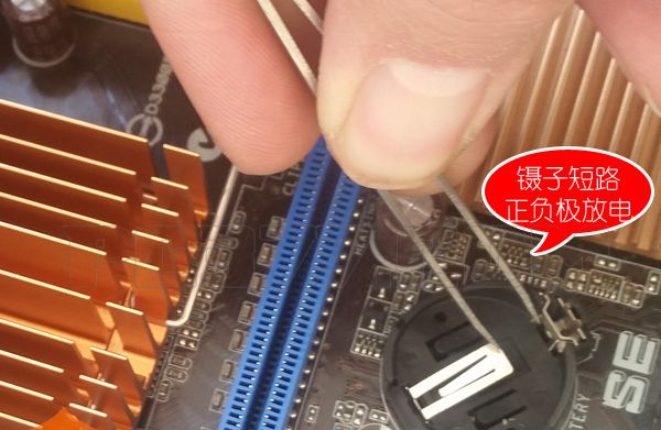 电脑开机黑屏怎么办？小白一族跟我来