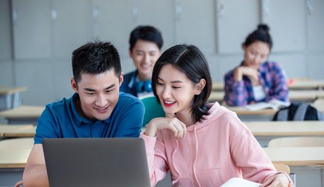 在用微信聊天时显示麦克风被占用，怎样设置手机？