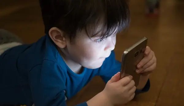 孩子为什么喜爱玩手机上网？