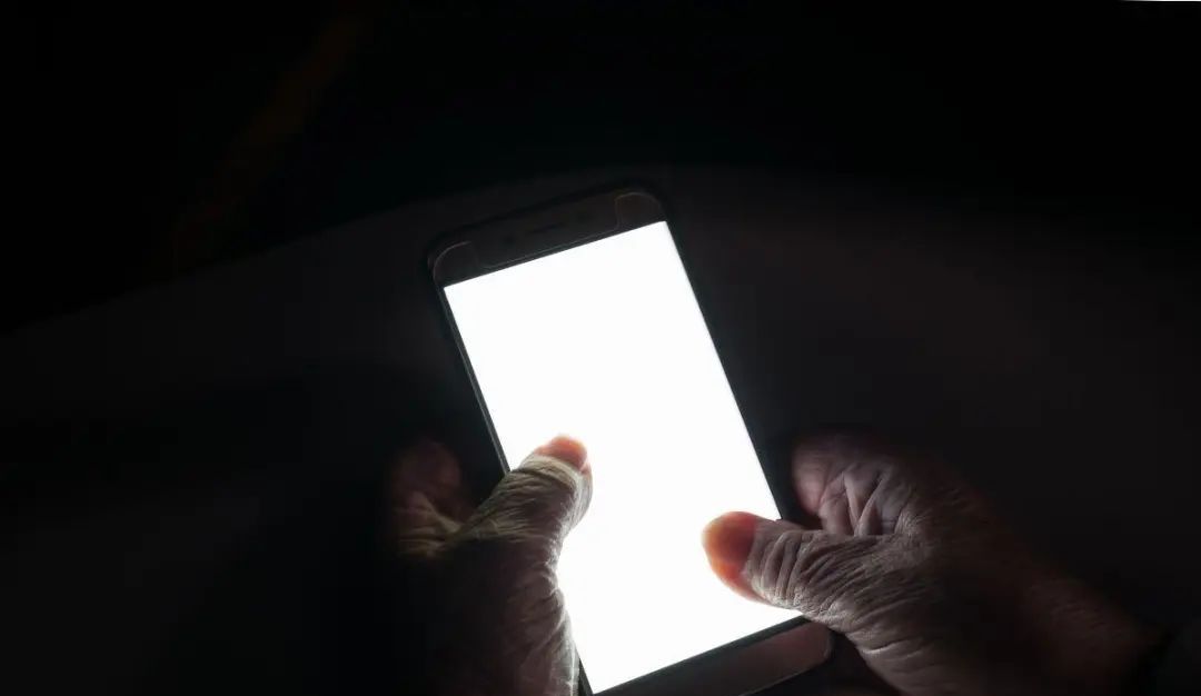 原来手机可以同时连接两个WiFi，再也不会间歇性断网了，真好用！