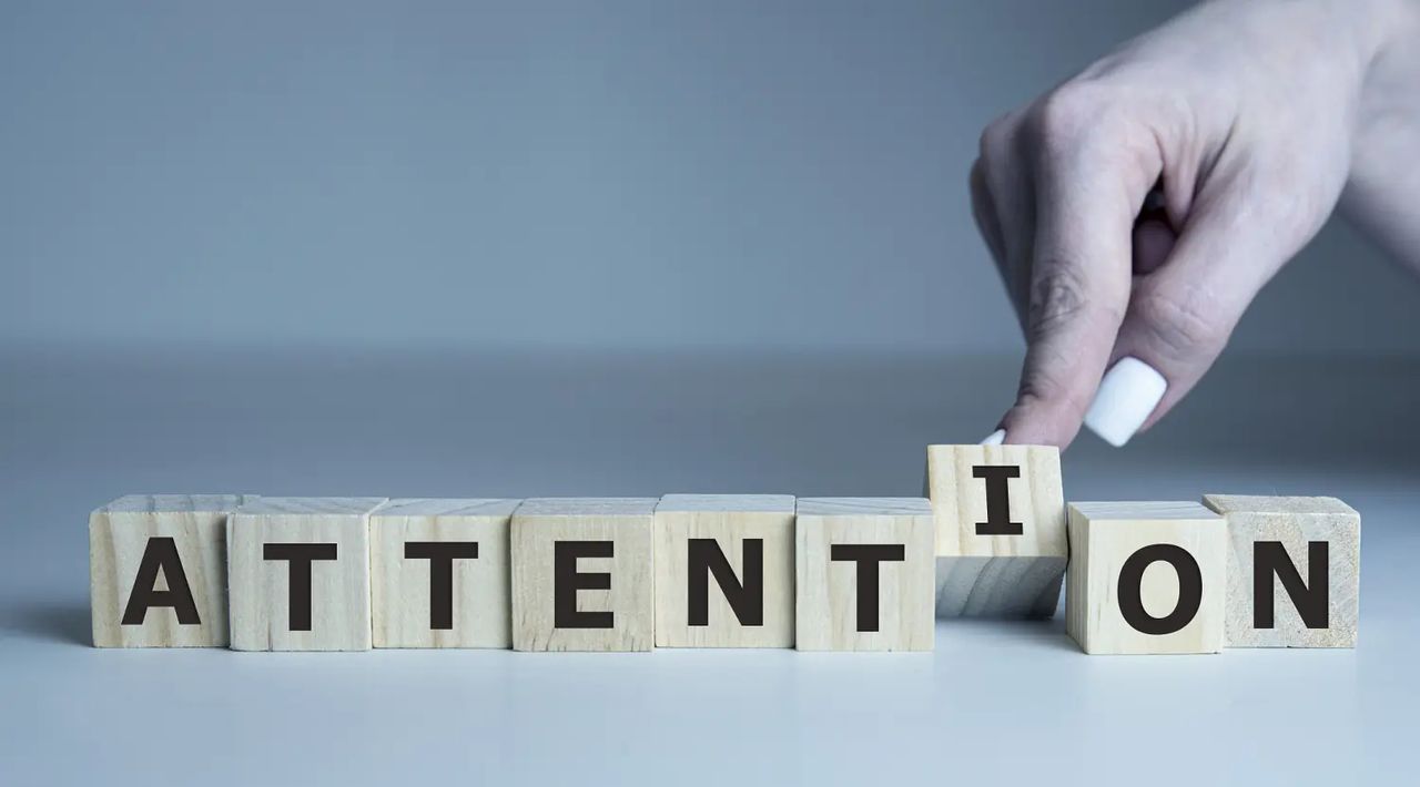 短暂的快感：上瘾的成本超级低，只需要一部手机一条网线