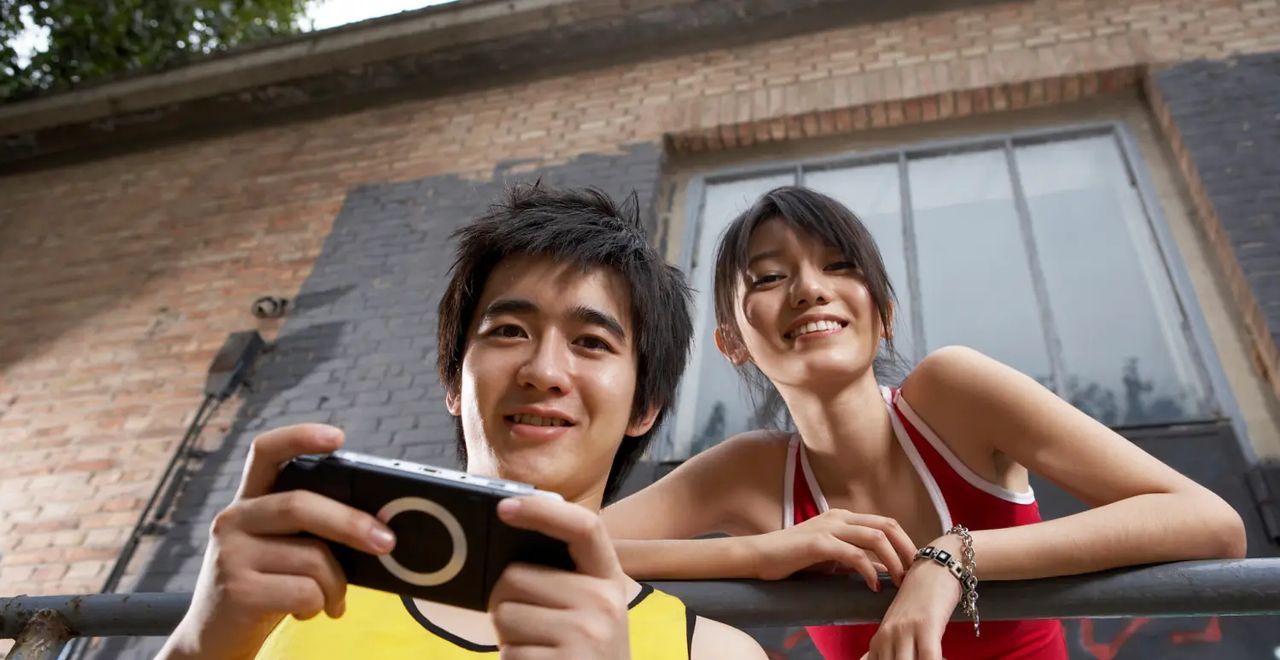 短暂的快感：上瘾的成本超级低，只需要一部手机一条网线