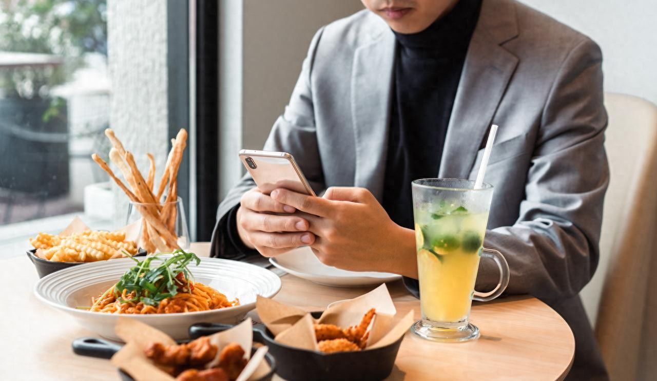 刚说完“想吃火锅”，外卖APP立刻推送！是巧合还是监控？ - 宋马
