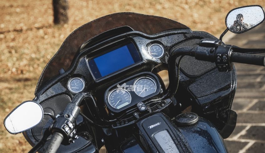 种了一个根本拔不动的草 试驾哈雷公路滑翔