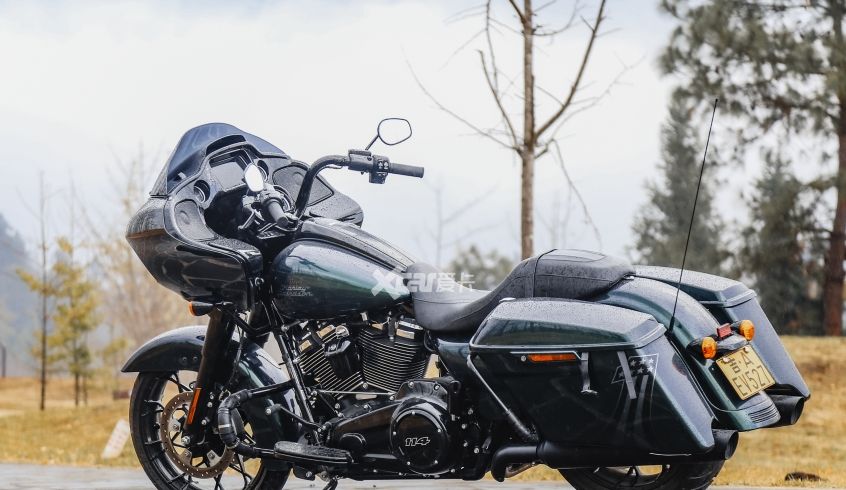 种了一个根本拔不动的草 试驾哈雷公路滑翔