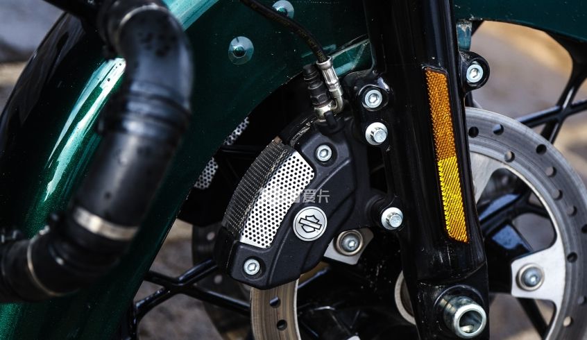 种了一个根本拔不动的草 试驾哈雷公路滑翔