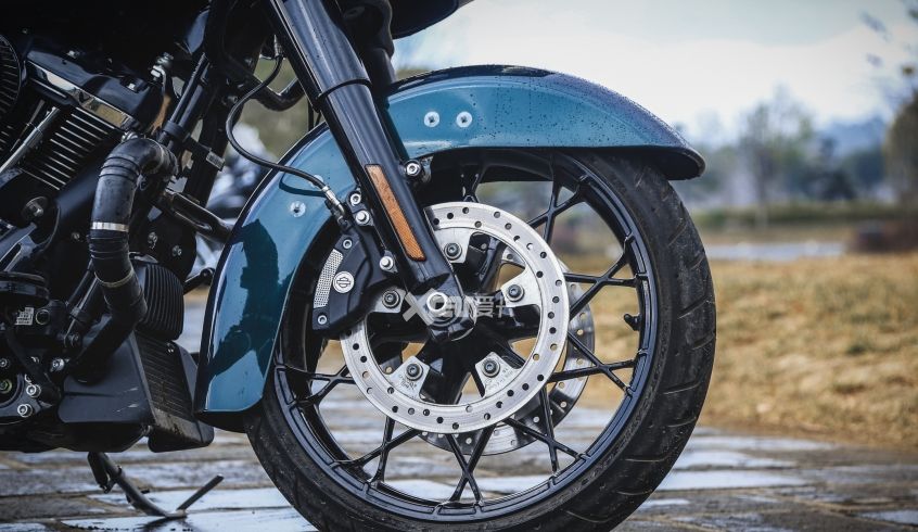 种了一个根本拔不动的草 试驾哈雷公路滑翔