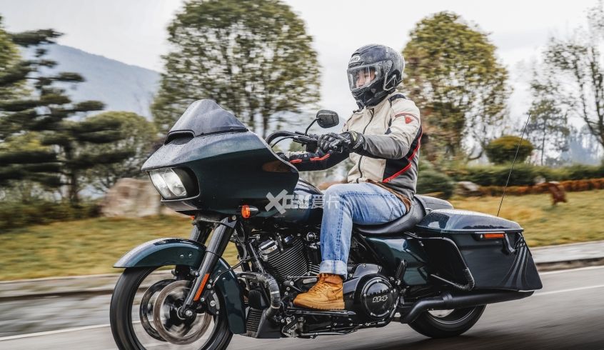 种了一个根本拔不动的草 试驾哈雷公路滑翔