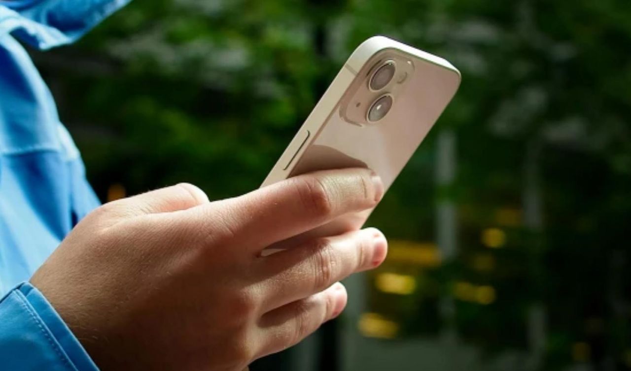 苹果13大降价! iPhone 13 评测:躺平依然不落伍,果然还是13香 - 宋马