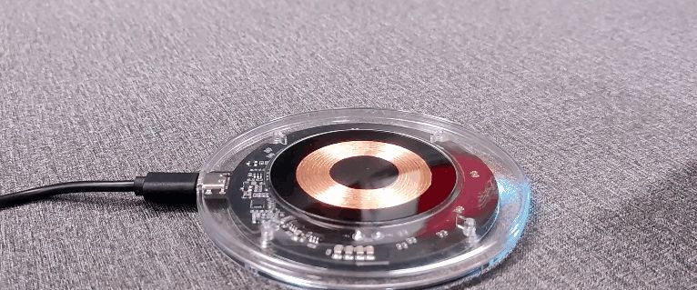 桌面充电神器，不用线也能充手机