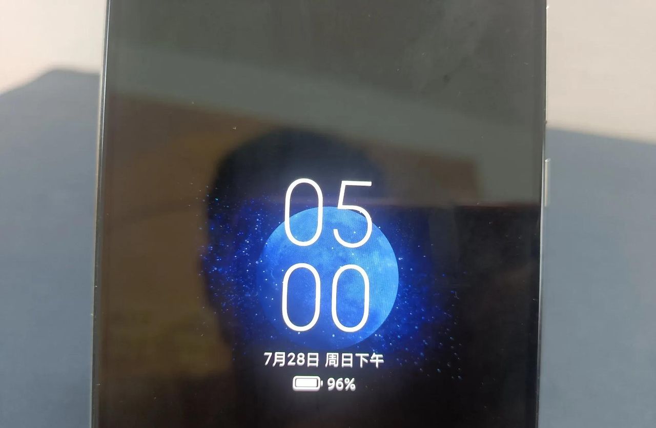 怎么设置黑屏了还显示时间、电量？许多人不知道，手把手教你！