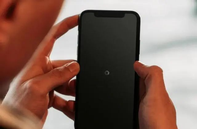 苹果手机一直黑屏转圈无法开机如何解决？ - 宋马