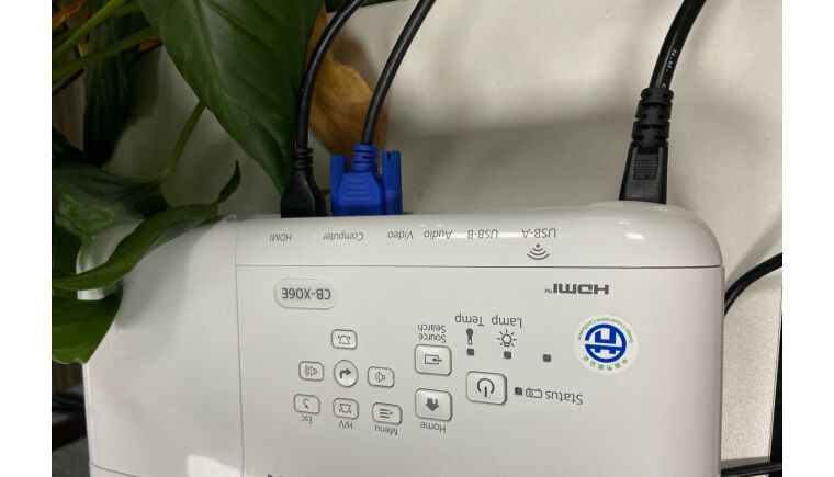 不用HDMI和VGA线，投影仪怎么无线连接电脑和手机