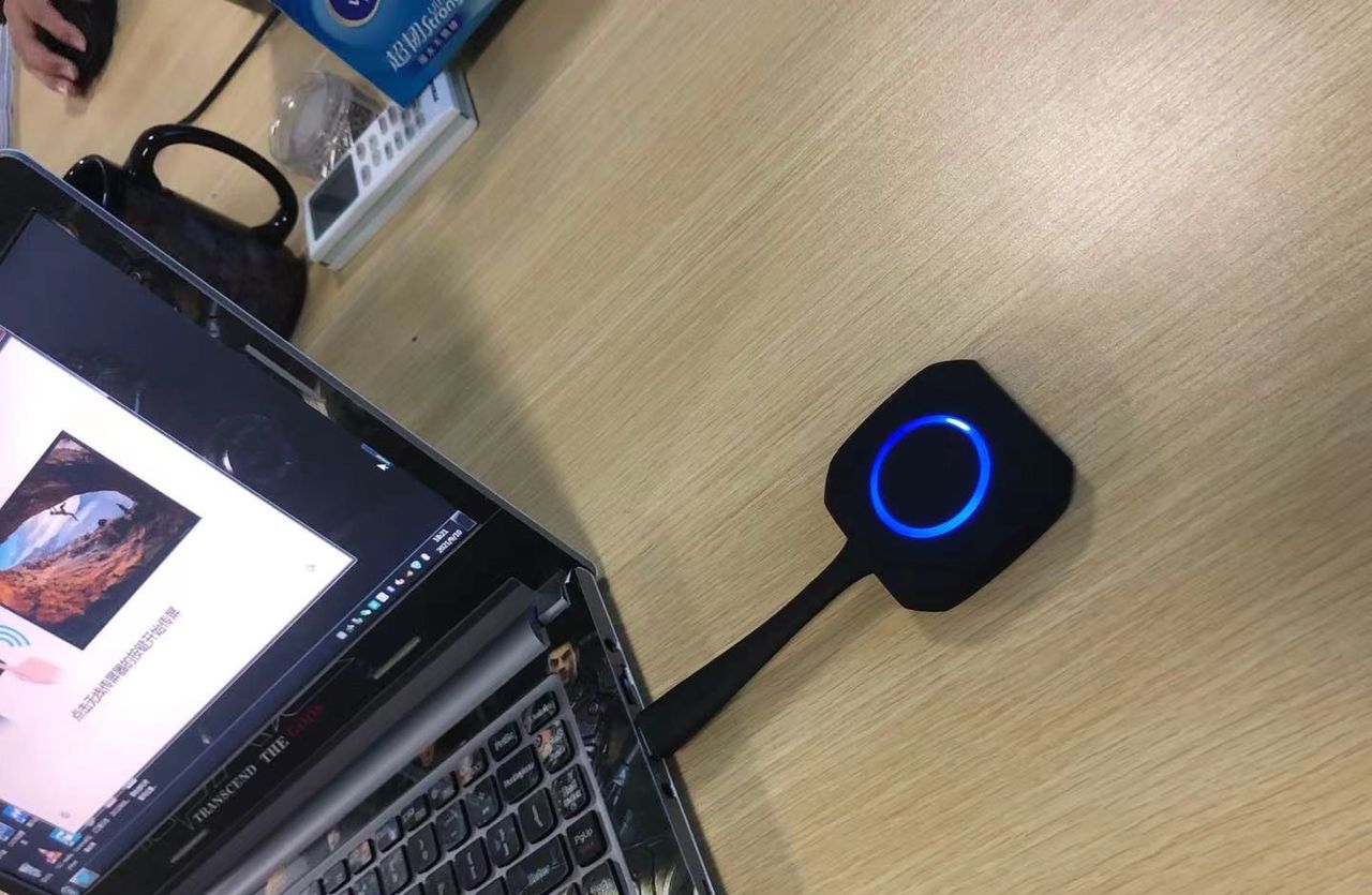 不用HDMI和VGA线，投影仪怎么无线连接电脑和手机