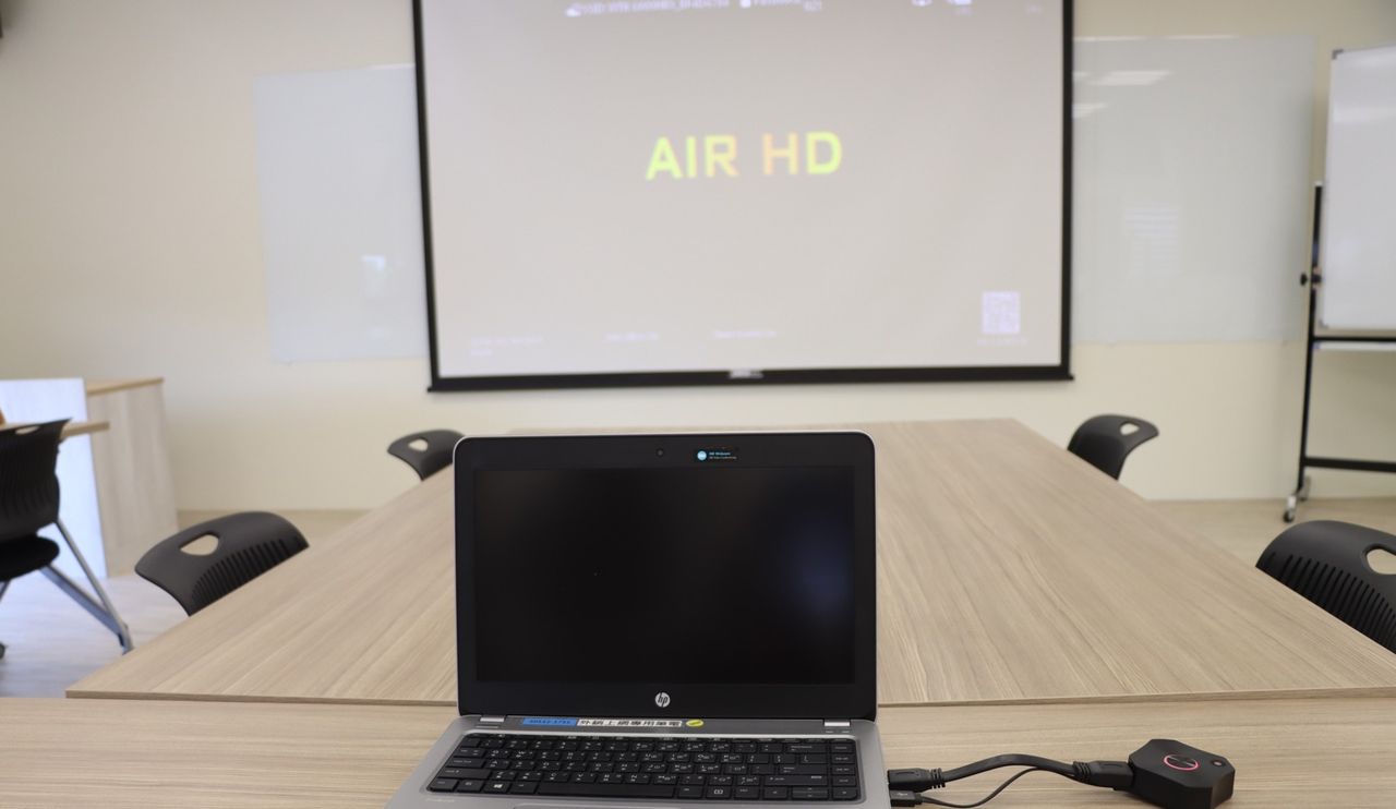 不用HDMI和VGA线，投影仪怎么无线连接电脑和手机