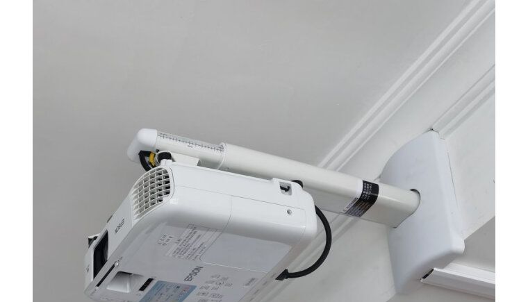 不用HDMI和VGA线，投影仪怎么无线连接电脑和手机