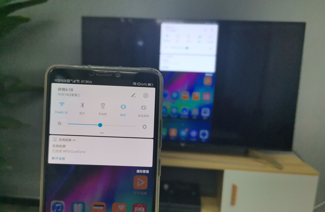 不用HDMI和VGA线，投影仪怎么无线连接电脑和手机