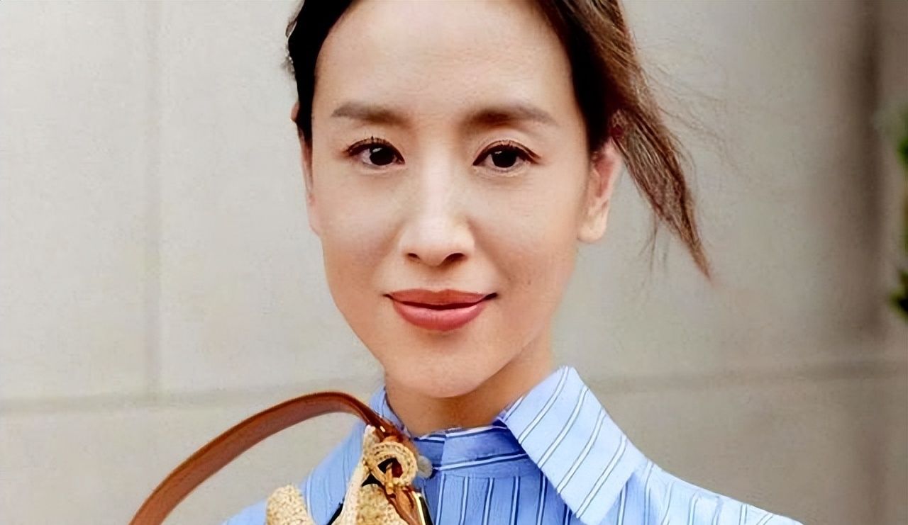 被董洁直播间的“夏装”惊艳到了：衣服简约素淡，却优雅高级