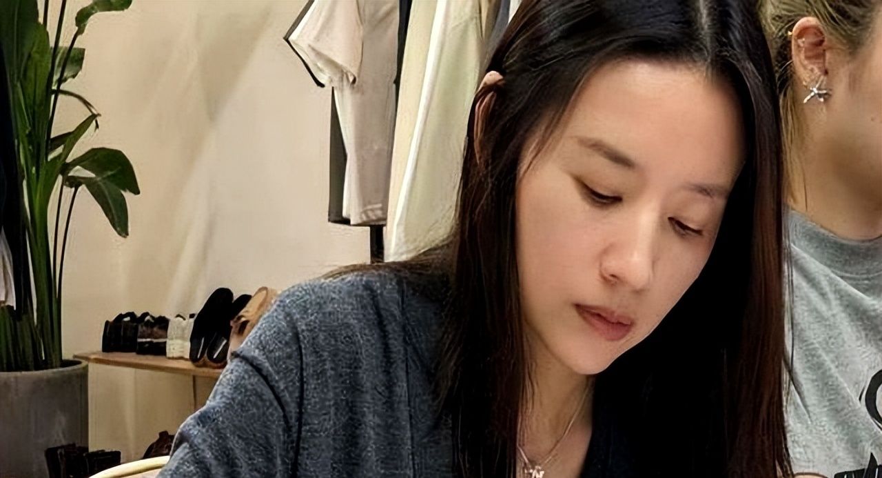 被董洁直播间的“夏装”惊艳到了：衣服简约素淡，却优雅高级