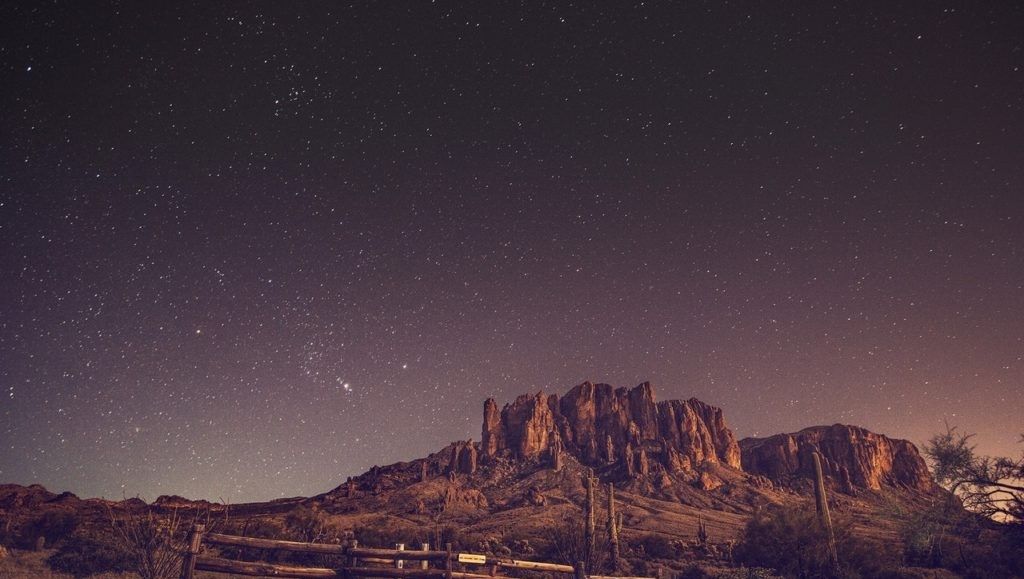 如何运用月色光线来拍摄晚上的景色照片