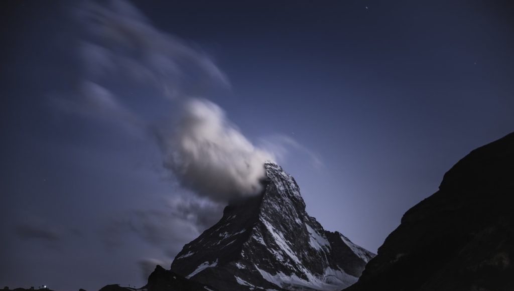 如何运用月色光线来拍摄晚上的景色照片