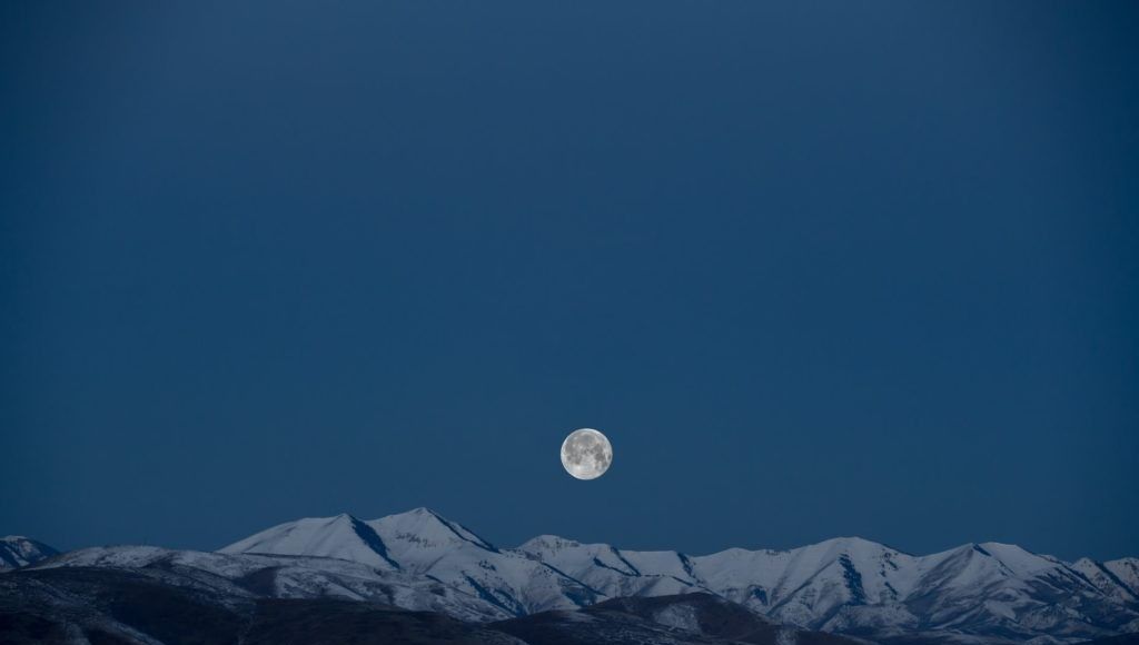 如何运用月色光线来拍摄晚上的景色照片