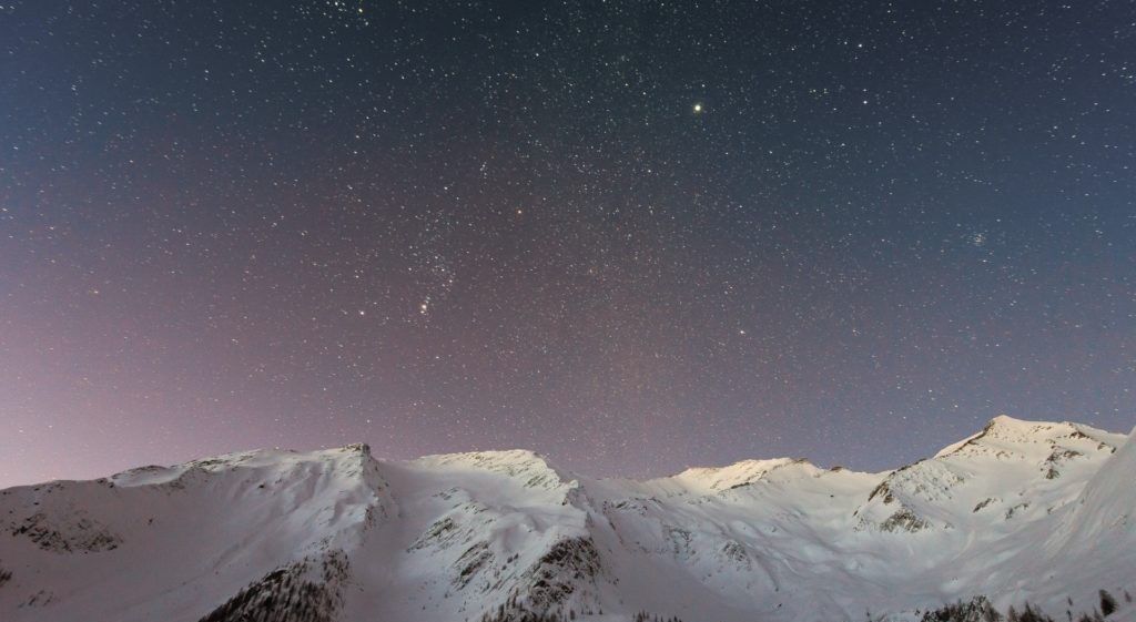 如何运用月色光线来拍摄晚上的景色照片