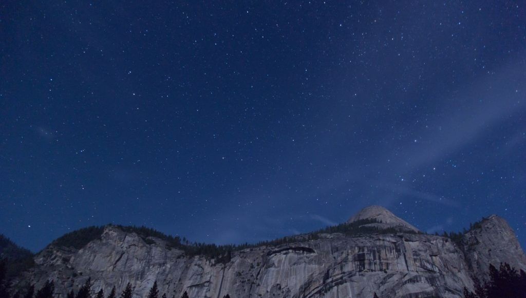 如何运用月色光线来拍摄晚上的景色照片