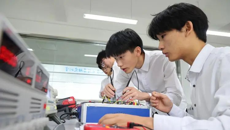 普高太卷扛不住？中职升学班，双路径冲本科，压力减半出路更宽