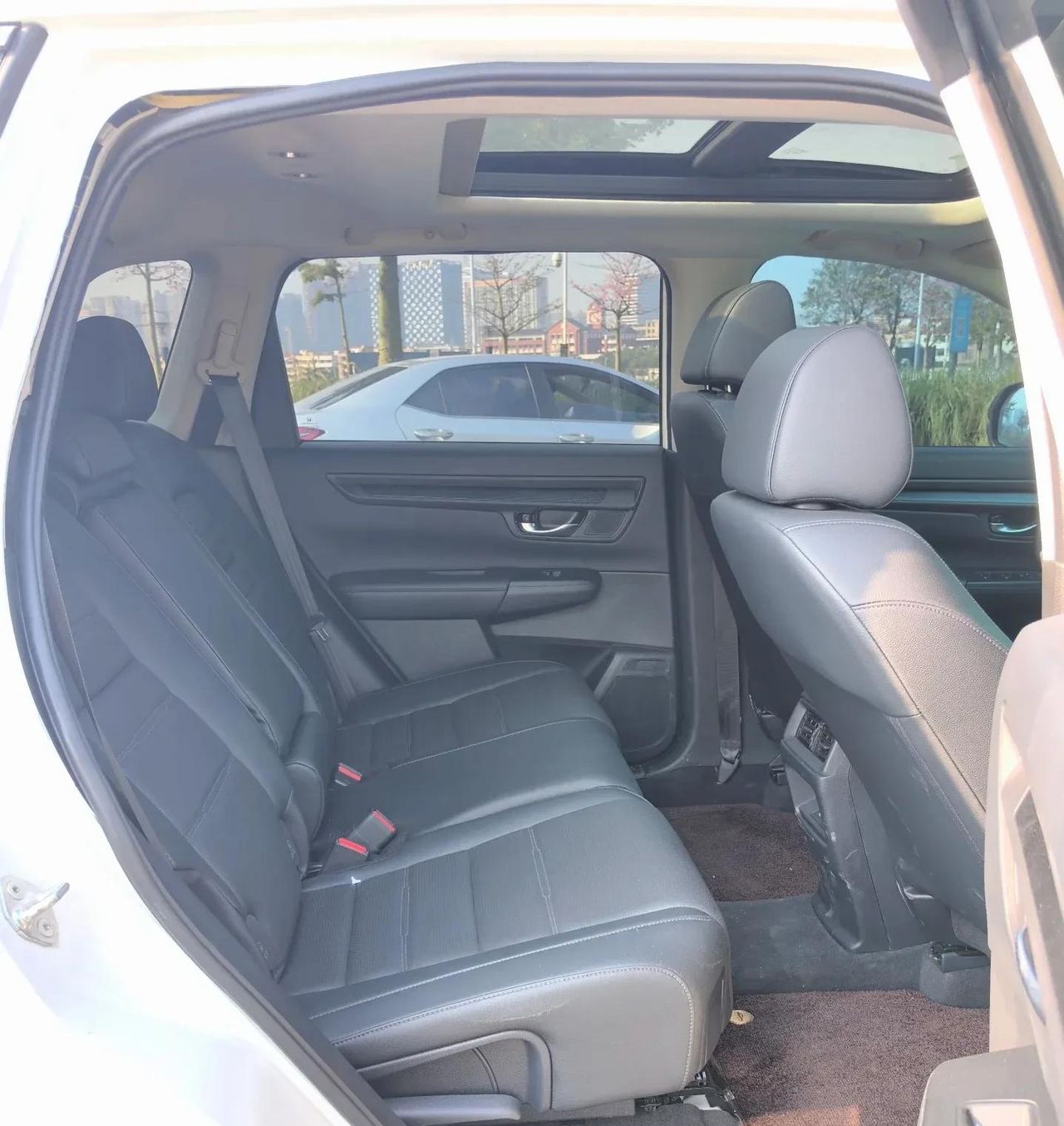 试驾12万丐版本田CR-V，该省的不该省的都省了。网友:实用就好。