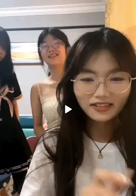 《困困兔》无删减免费在线观看全集1080p高清零广告_《困困兔寝室三部曲》完整夸克/迅雷网盘极速下载播放--《困困兔3》从深夜泡面到无声星河——一间大学宿舍直播间如何成为万千孤独灵魂的悬浮锚点