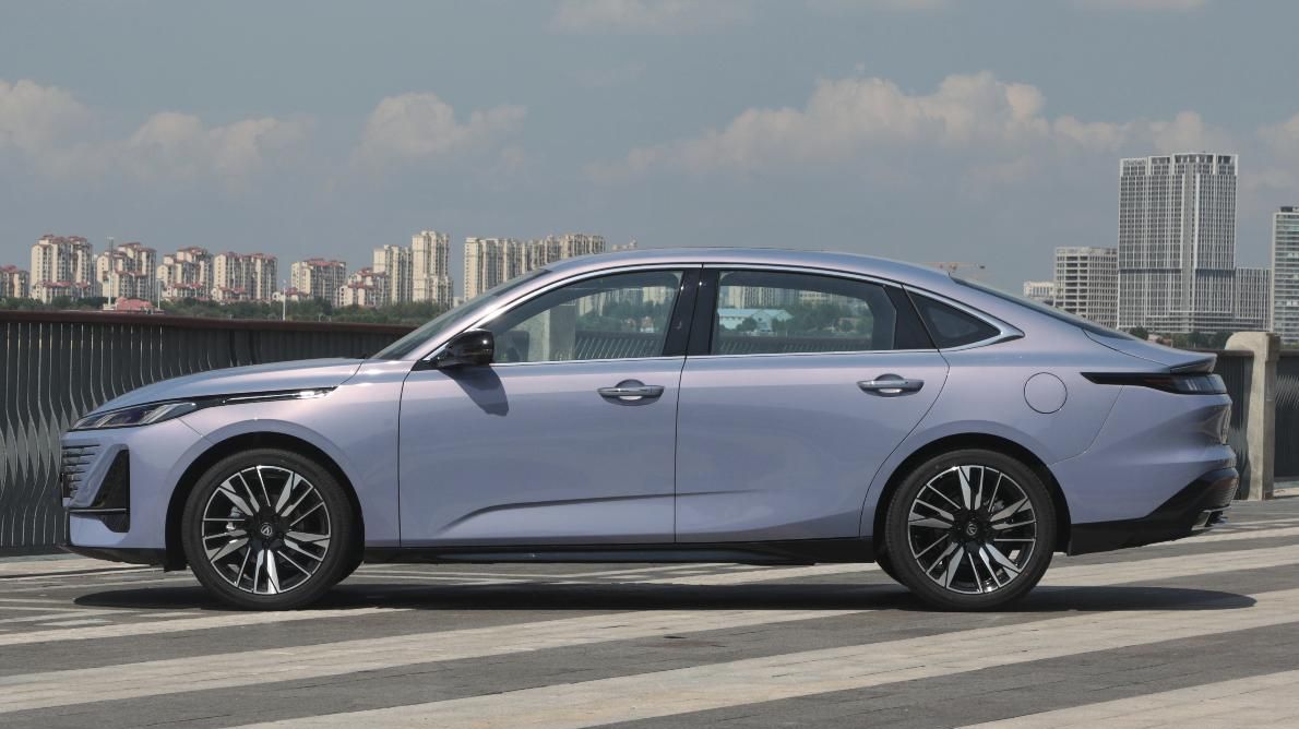 新车 | 增逸彩蓝车色/电动尾翼，新款长安逸动亮相，现款8.39万元起