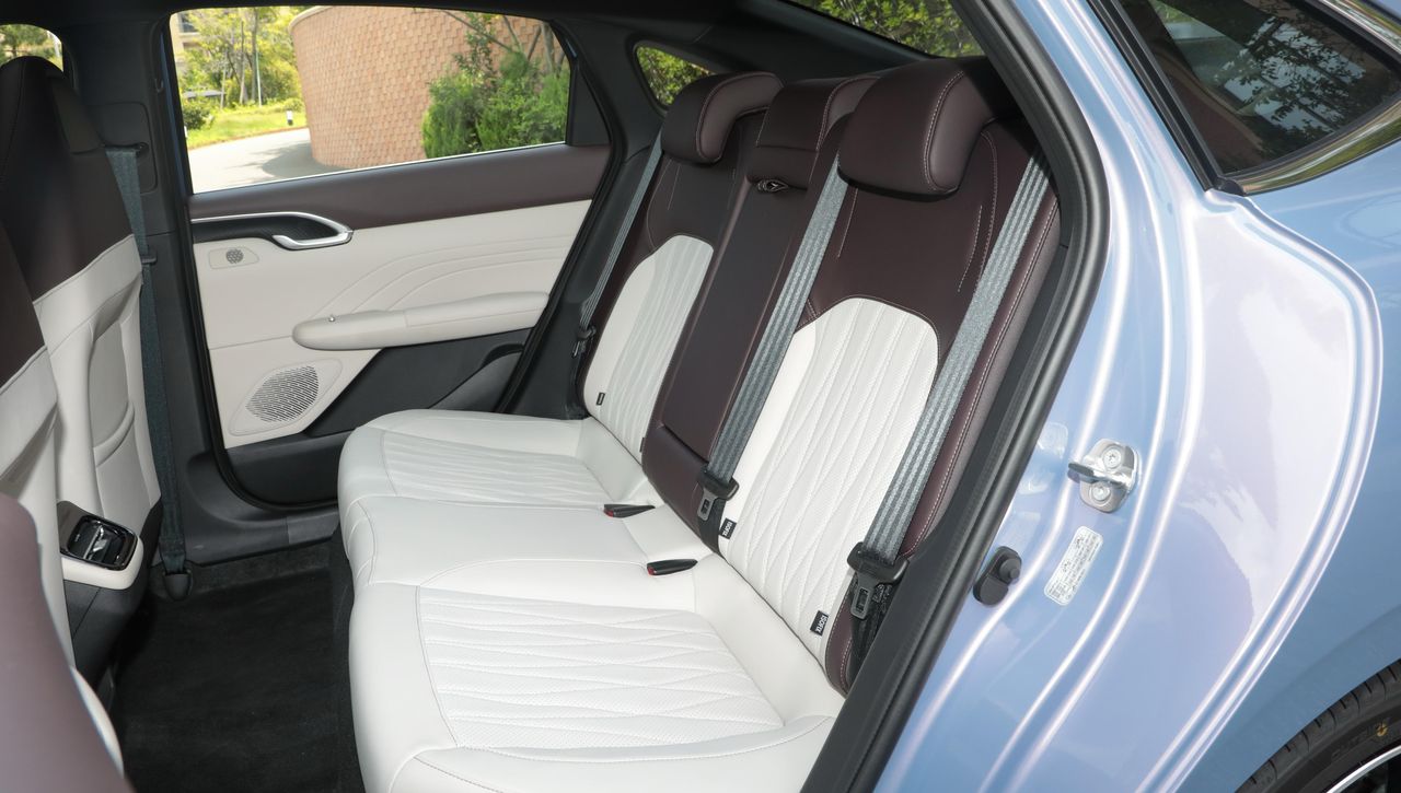 新车 | 增逸彩蓝车色/电动尾翼，新款长安逸动亮相，现款8.39万元起