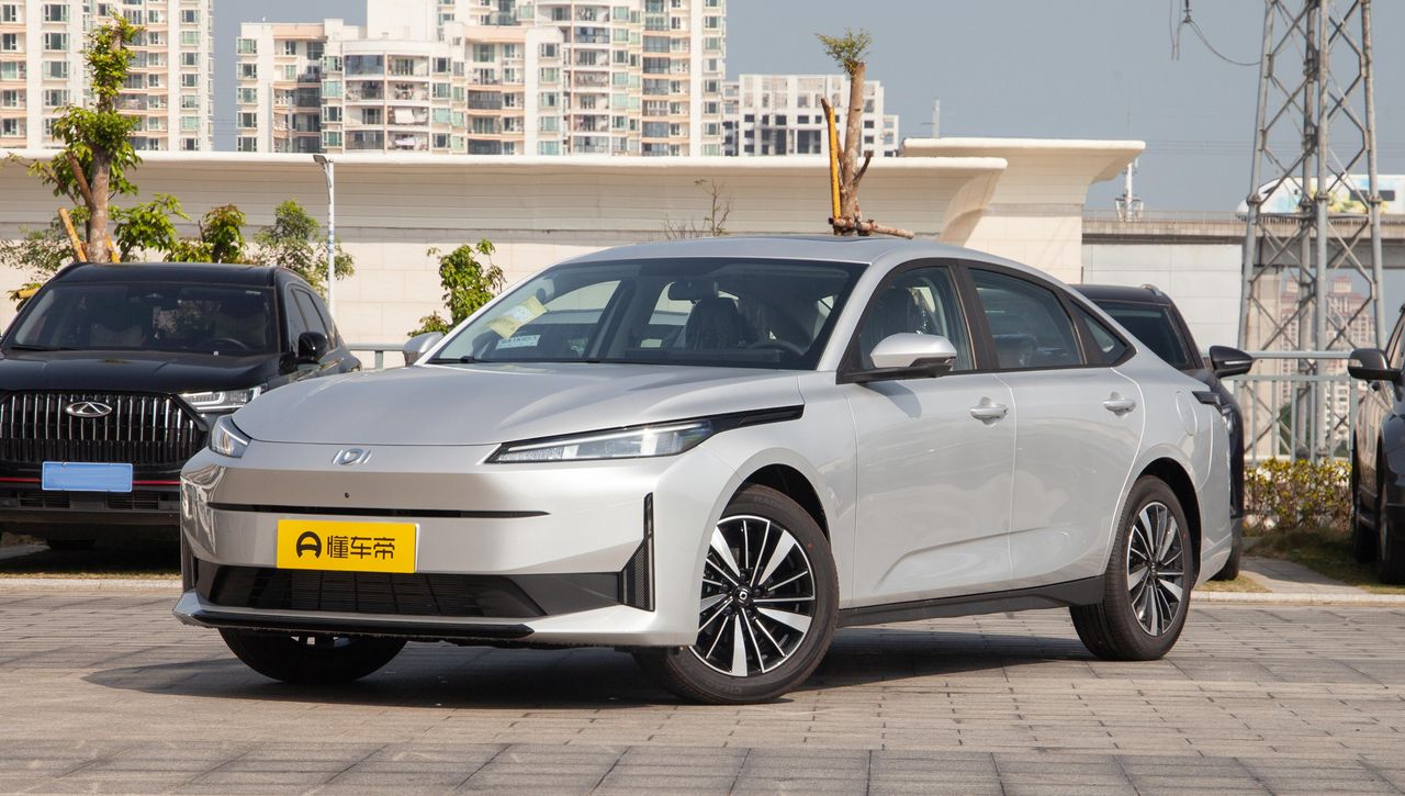 新车 | 增逸彩蓝车色/电动尾翼，新款长安逸动亮相，现款8.39万元起