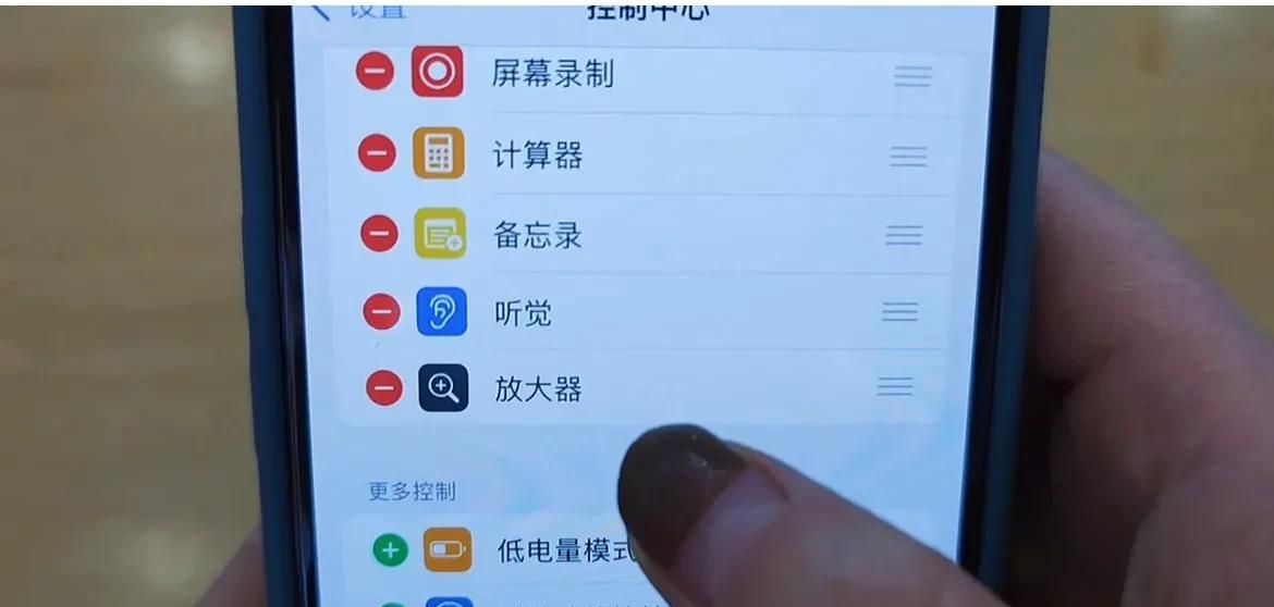 手机里竟然还隐藏了望远镜，连按电源键三次打开，想看哪里都可以