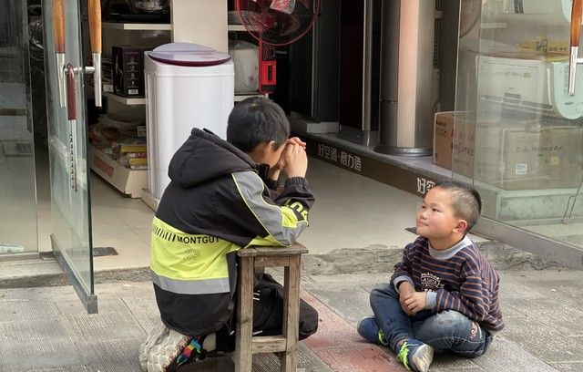 陌生人搭话怎么办？教孩子几招，安全又得体