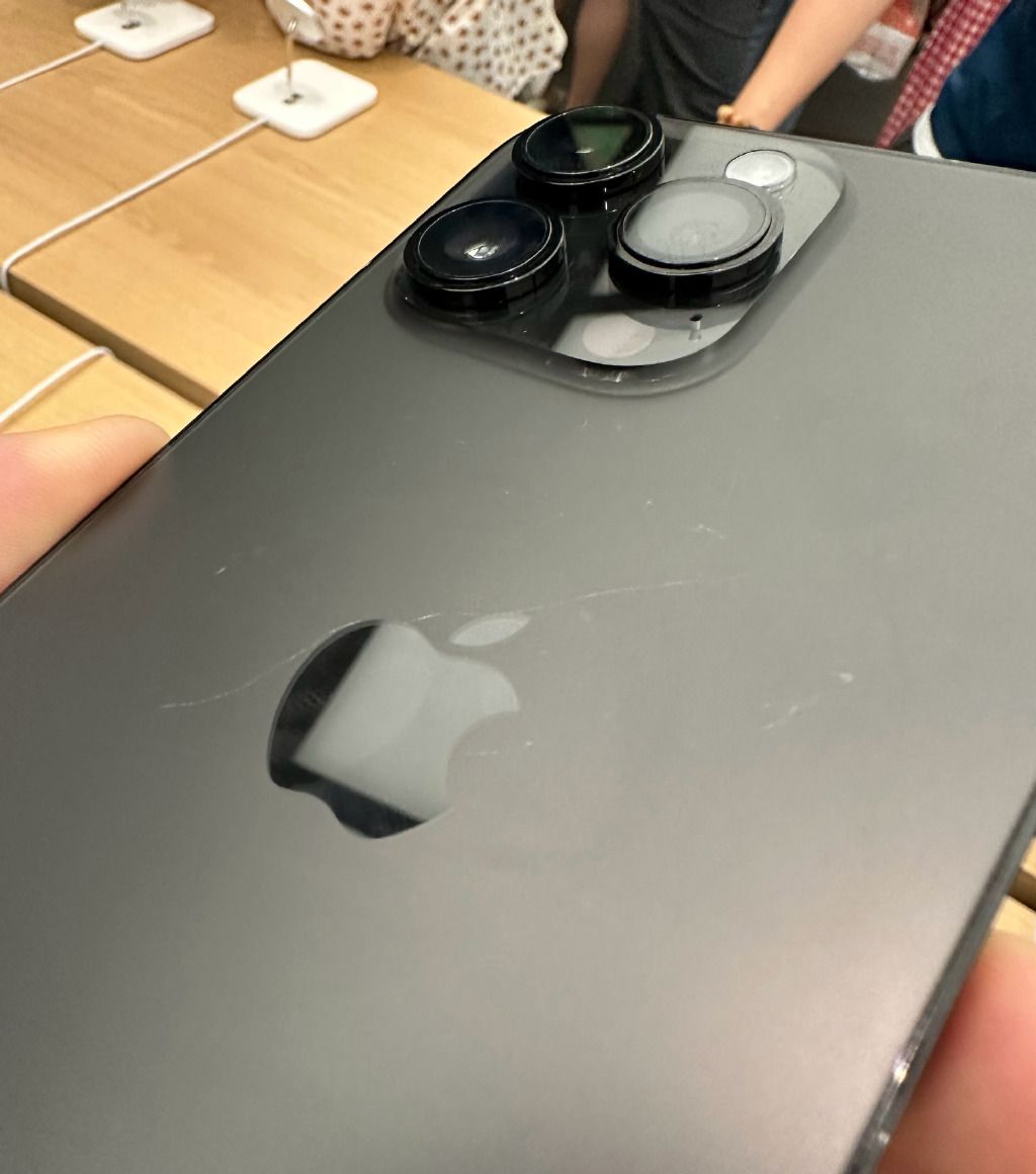 iPhone 14 Pro连续翻车，首发用户被坑惨了