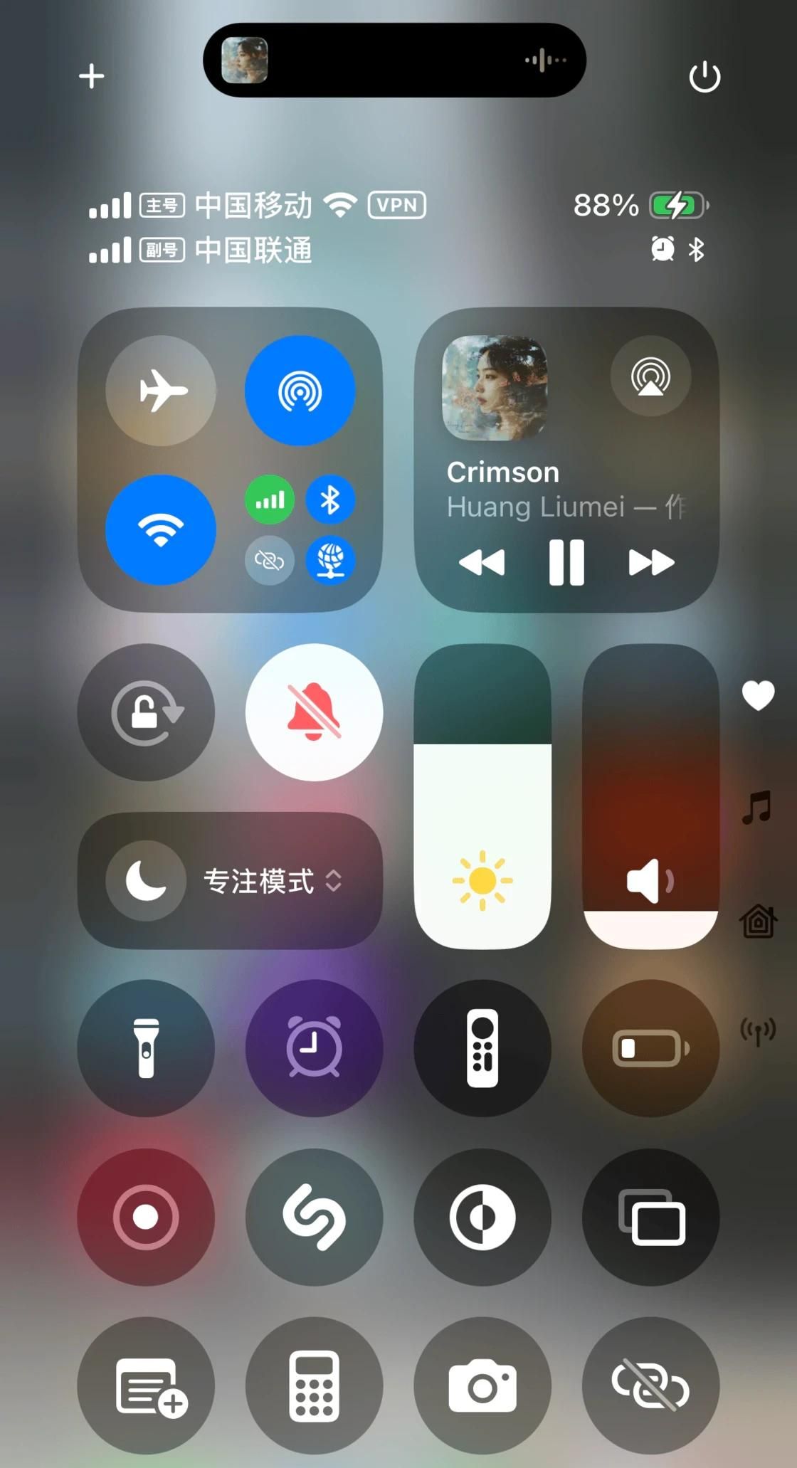 苹果 AI 终于支持中文，但国行用户还得等……iOS 18.4 来了