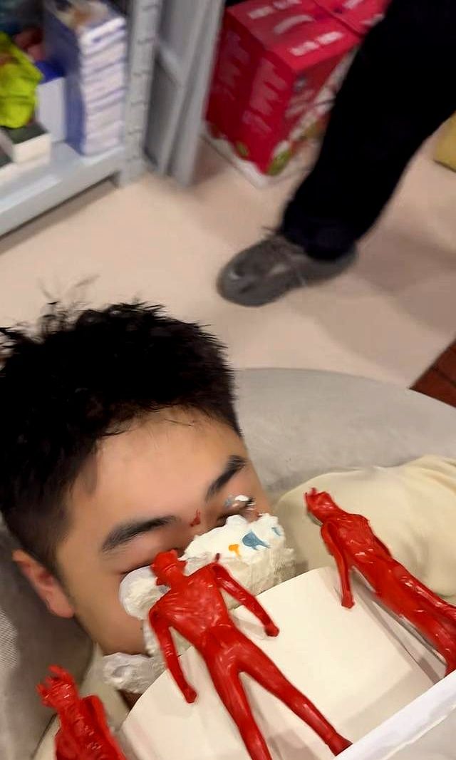 草莓熊曹巍生日，遵守直播承诺去染发了，结果染完之后笑不出来了