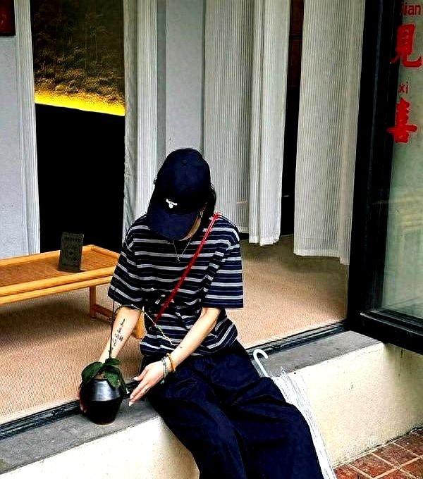 比白裤子耐脏,比黑裤子洋气,今年藏蓝阔腿裤了,这样穿太高级了