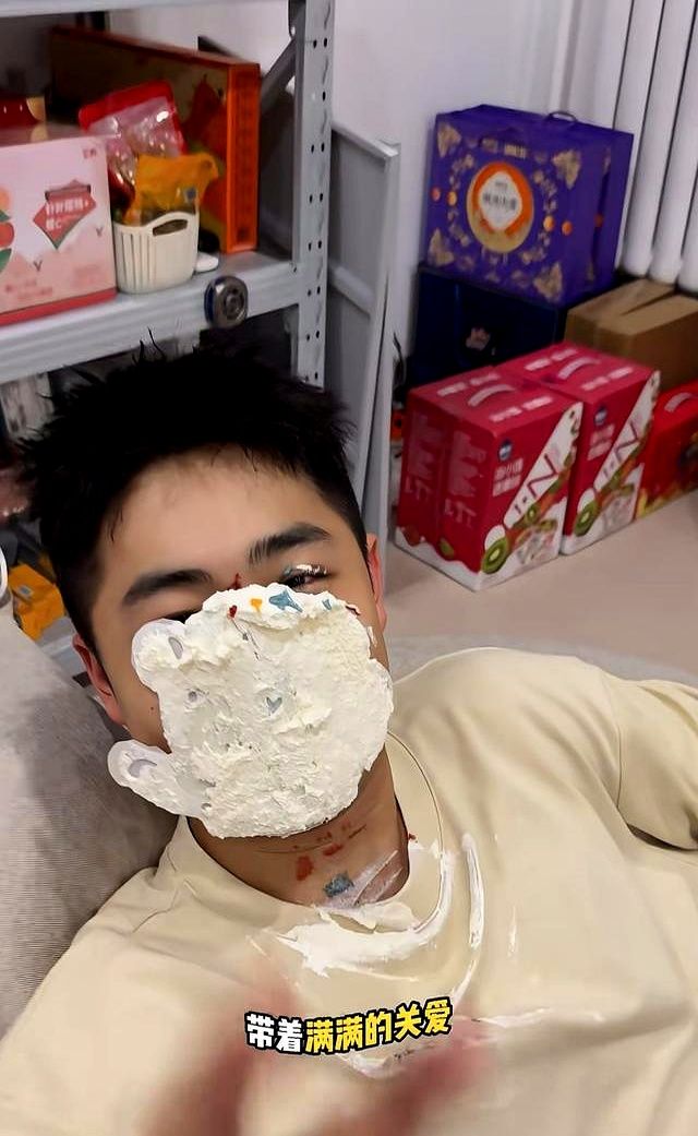 草莓熊曹巍生日，遵守直播承诺去染发了，结果染完之后笑不出来了