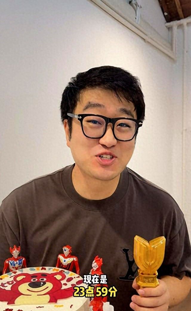 草莓熊曹巍生日，遵守直播承诺去染发了，结果染完之后笑不出来了 - 宋马