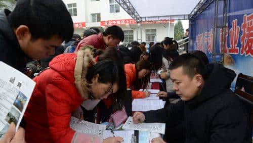 创建100个就业示范村，把“人力资源市场”办在家门口