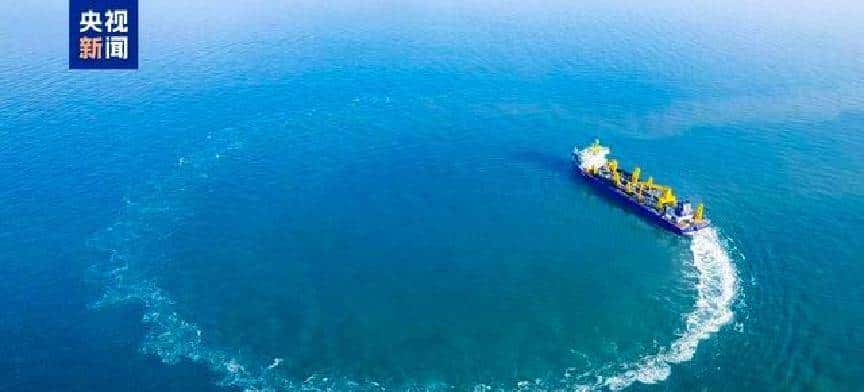 我国自主研制的超大型耙吸挖泥船试航成功