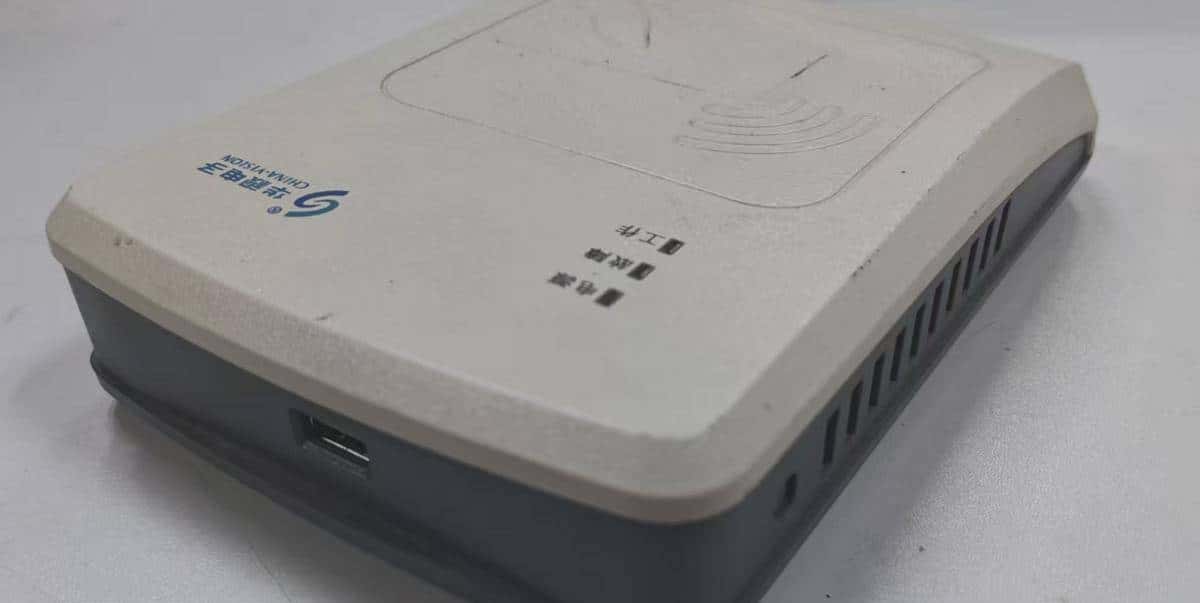 这个天线电路板是强力胶粘贴？太难拆了！拆解“身份证阅读器”